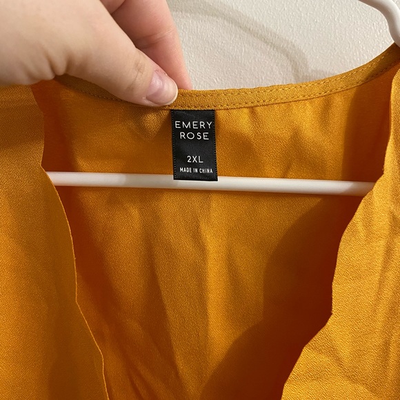 Emery Rose scalloped tank 2x - Picture 3 of 4